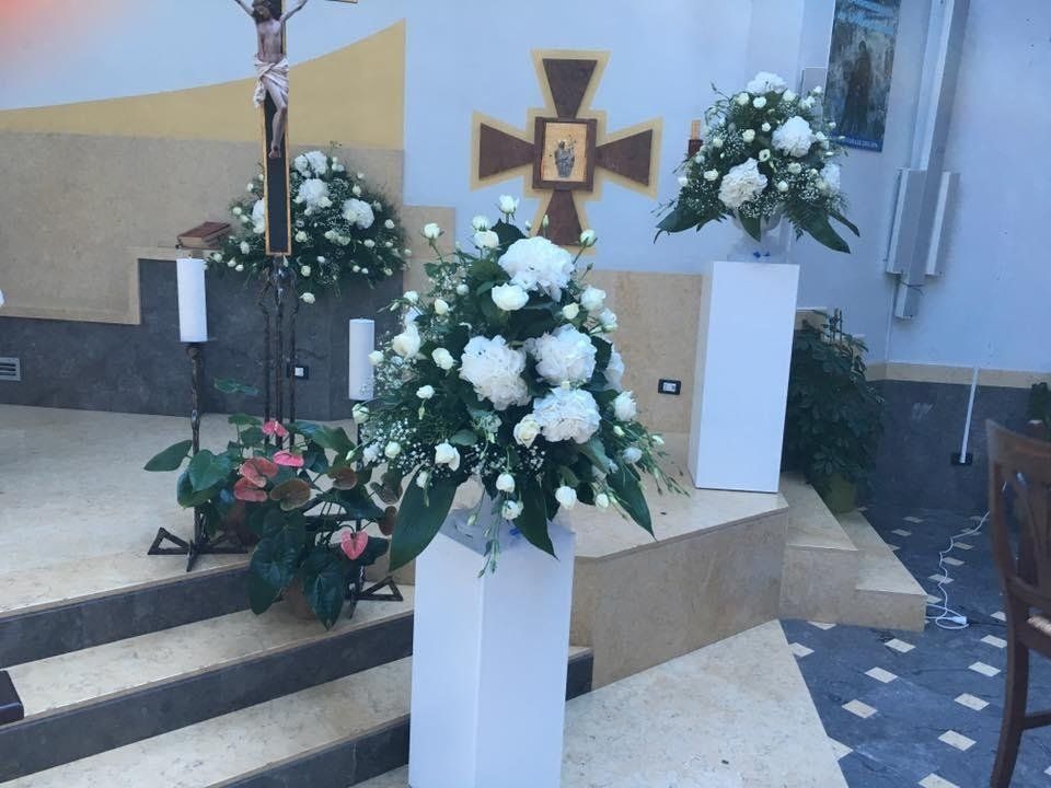 Fiori bianchi in chiesa