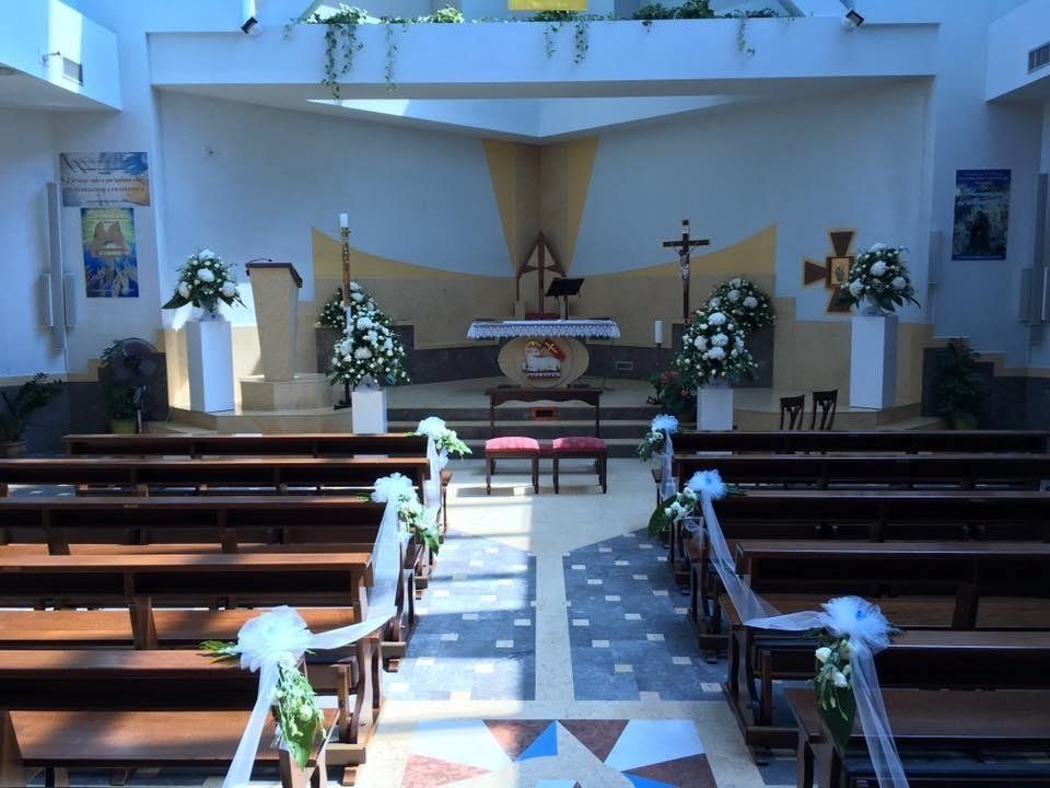 Banchi di una chiesa decorati con fiori