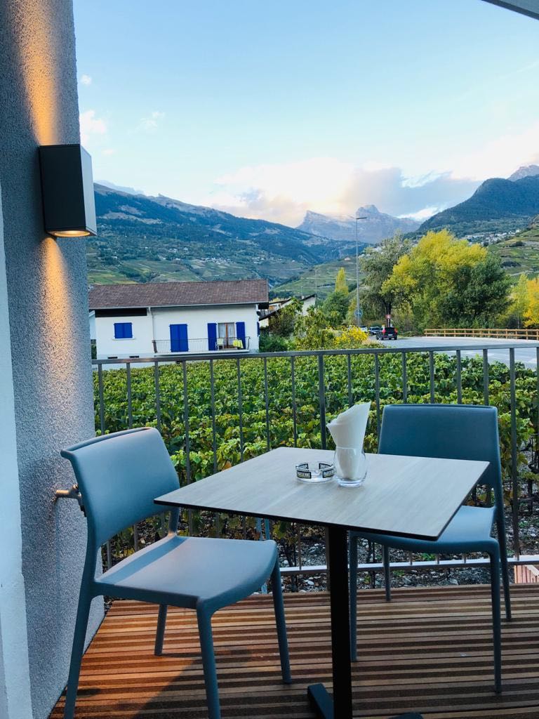 terrasse avec vue sur les montagnes