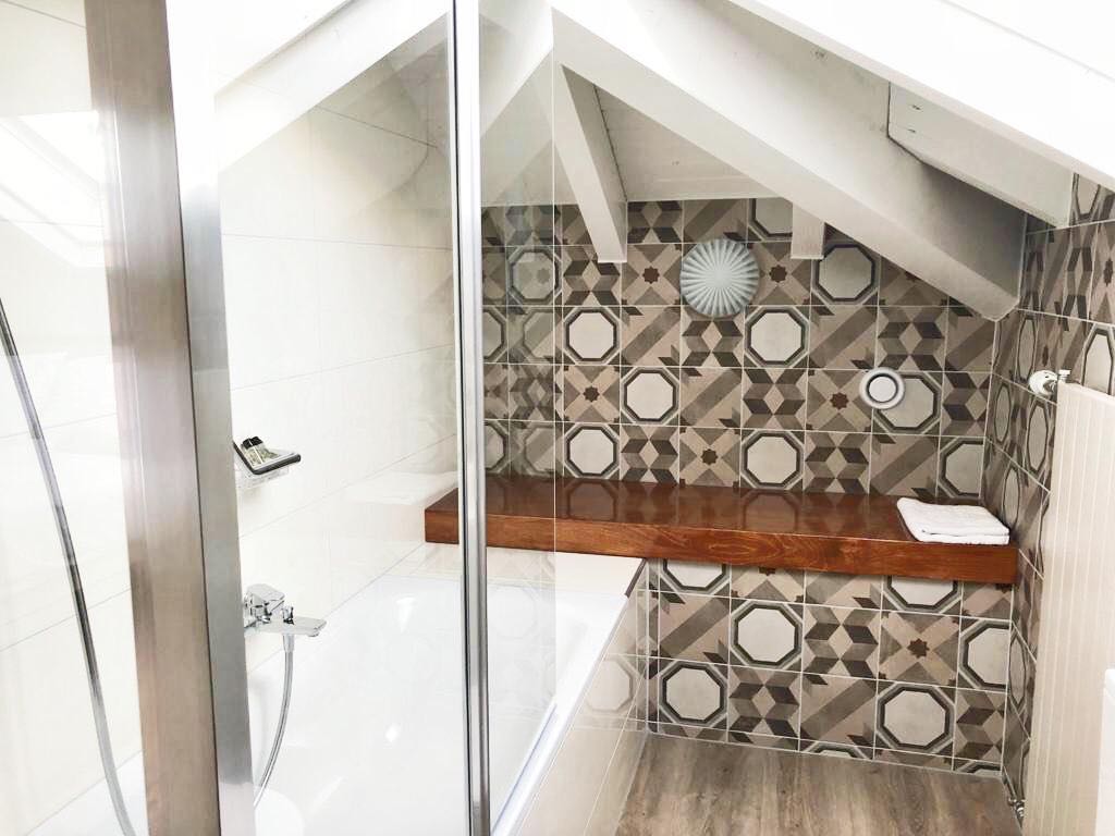 salle de bain de chambre d'hôtel