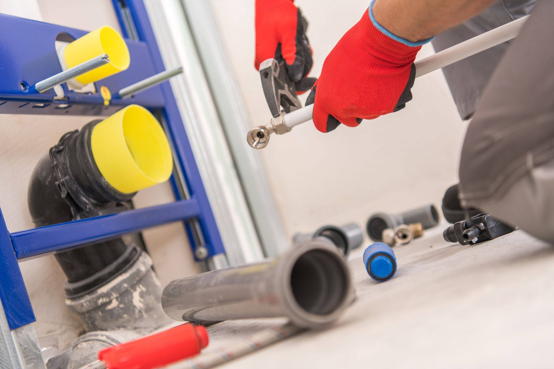 plumber fixing pipe in palm beach gardens 
