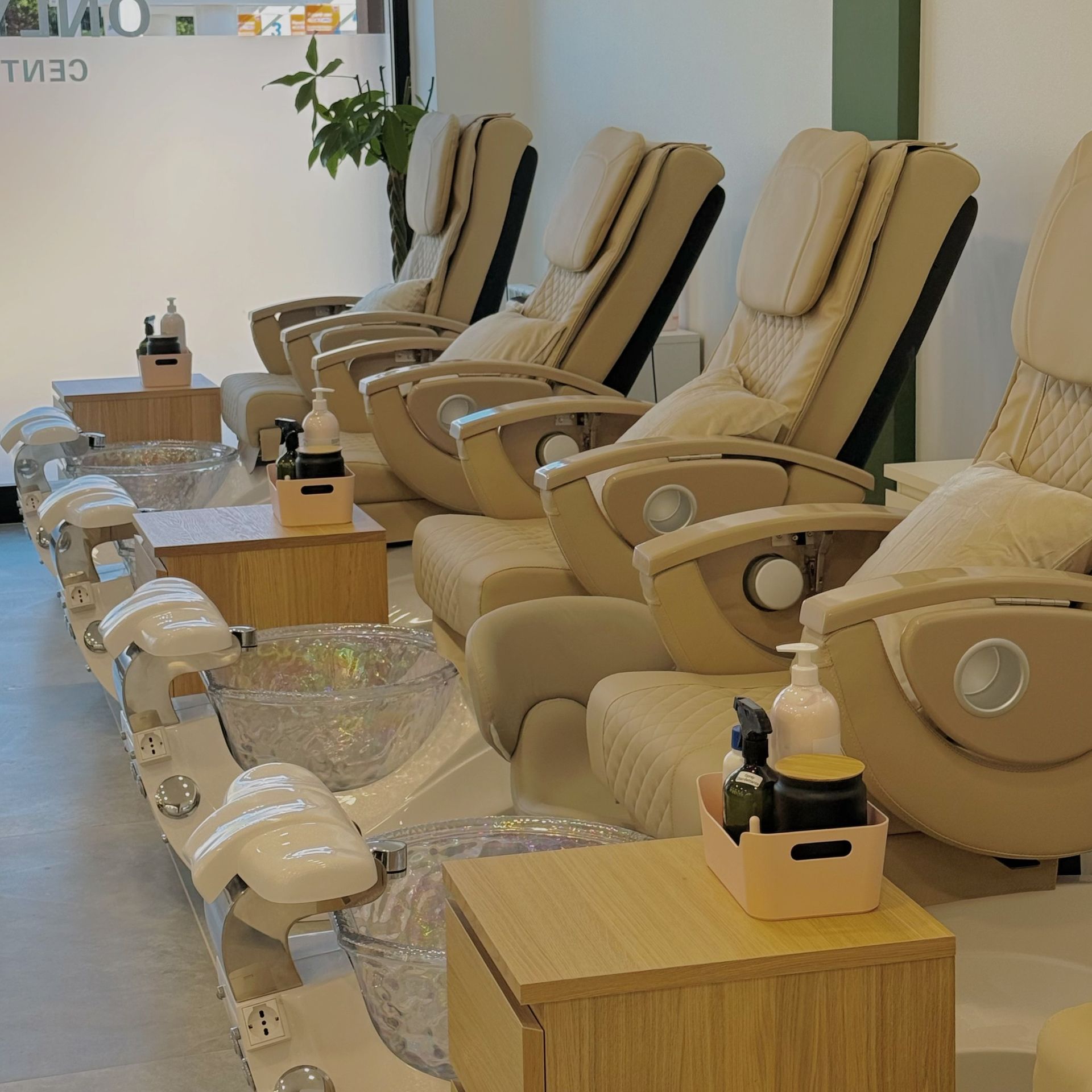 Una fila di sedie in una stanza con un cartello che dice t30