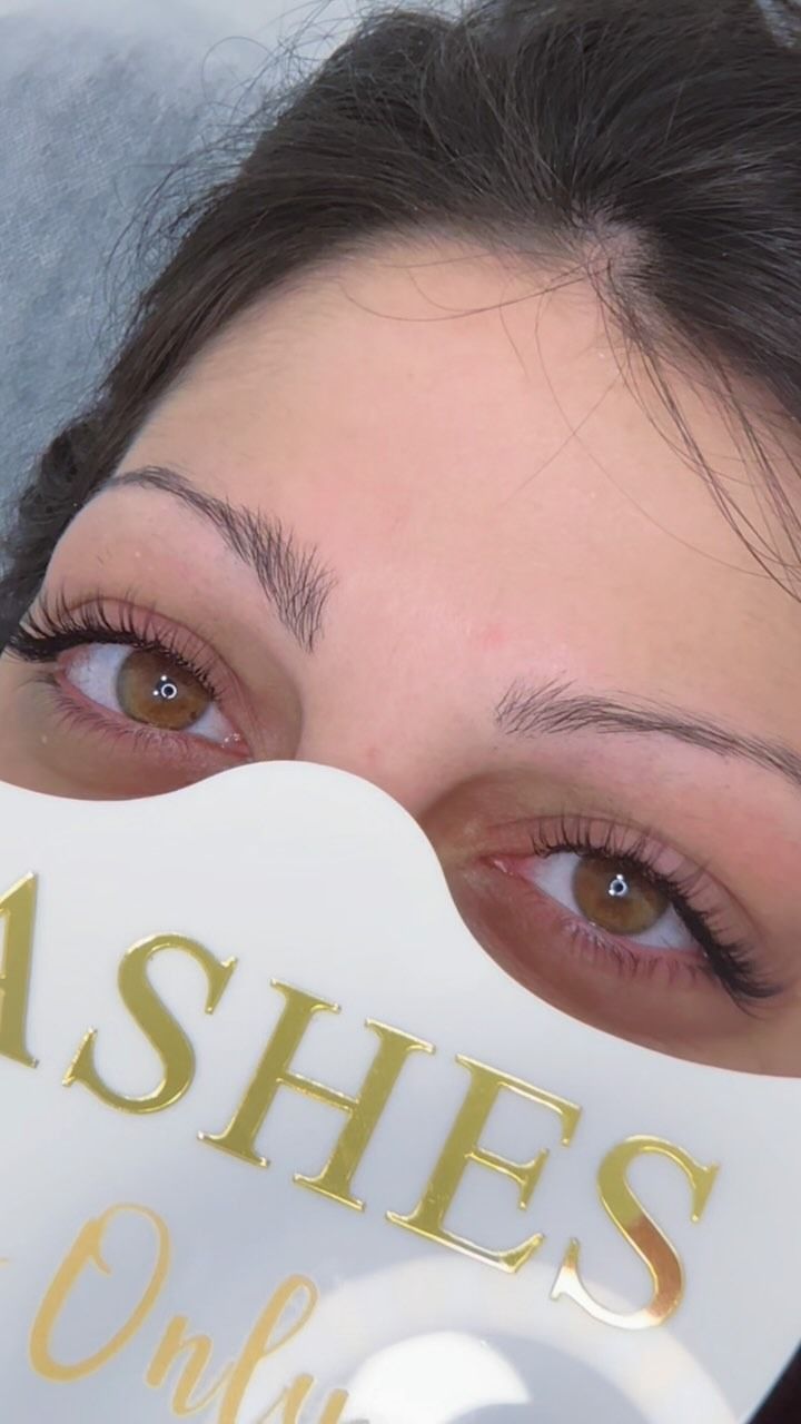 Un primo piano del volto di una donna con una maschera.