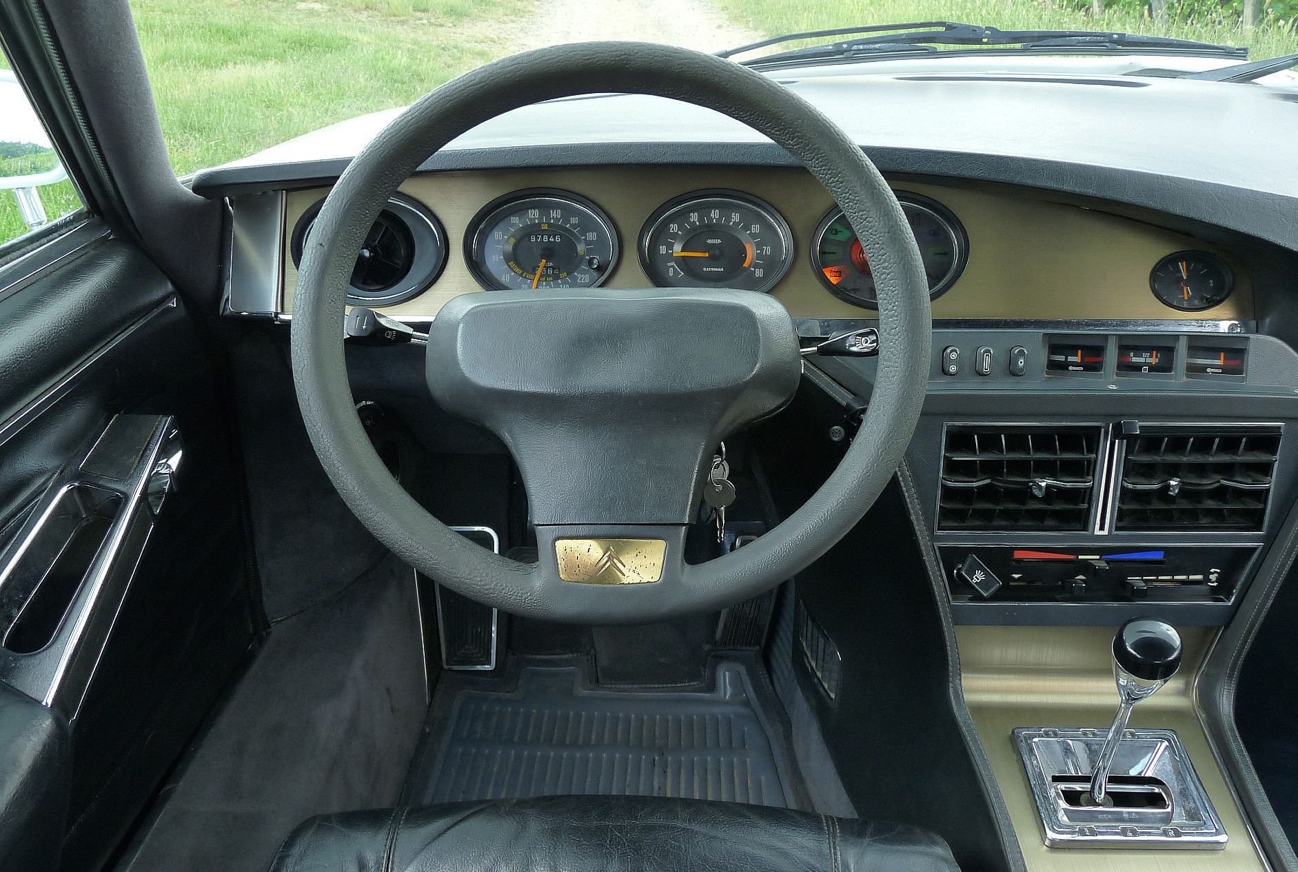 פנים מכונית עם הגה ולוח מחוונים