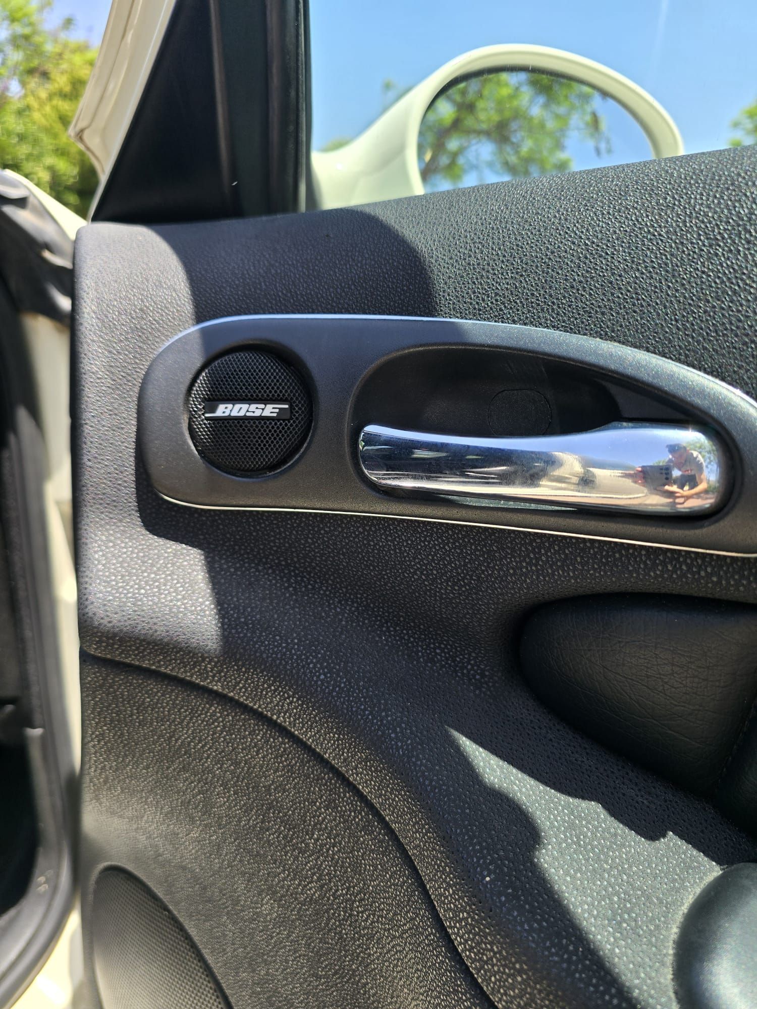 תקריב של ידית דלת על מכונית