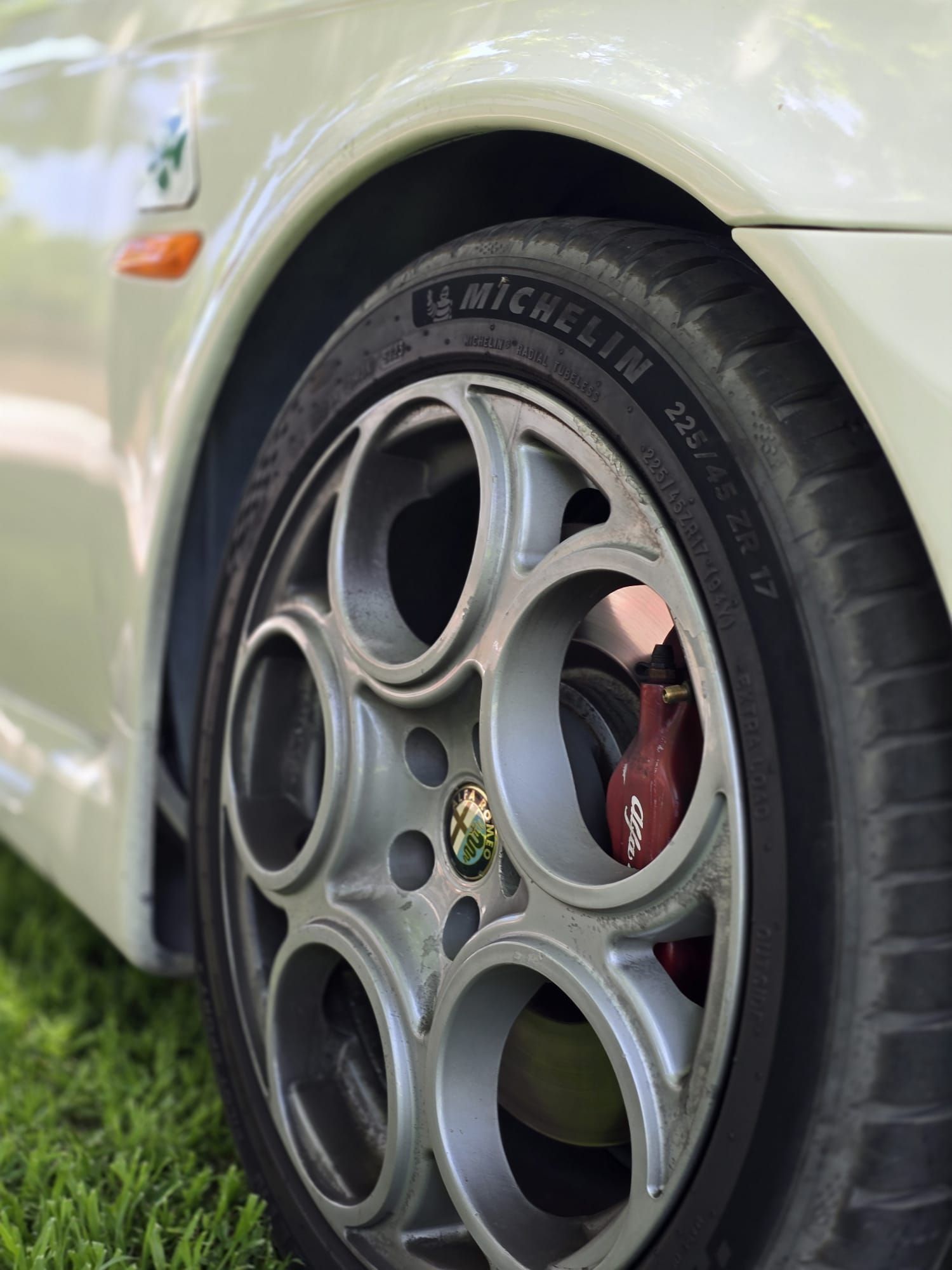 מכונית לבנה ועליה צמיג מישלין