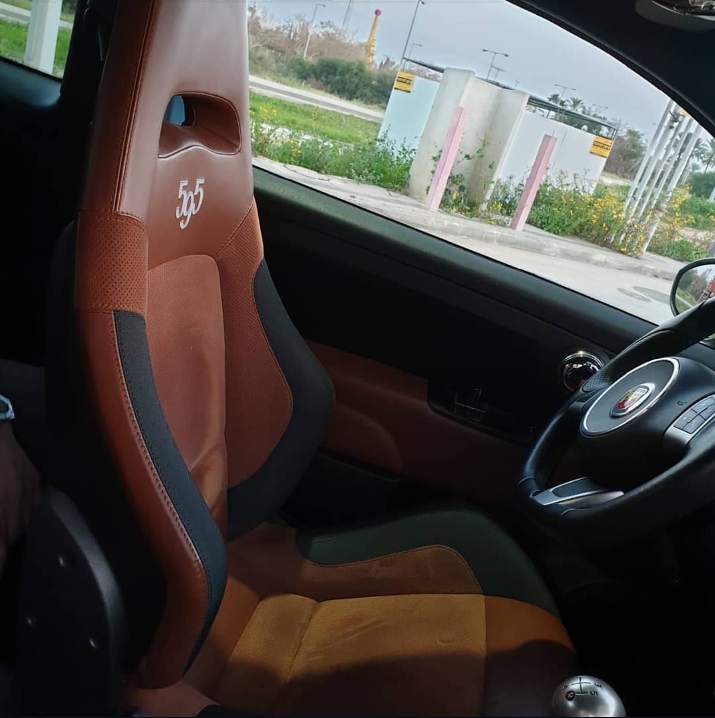 מכונית עם מושב שכתוב עליו אבארט