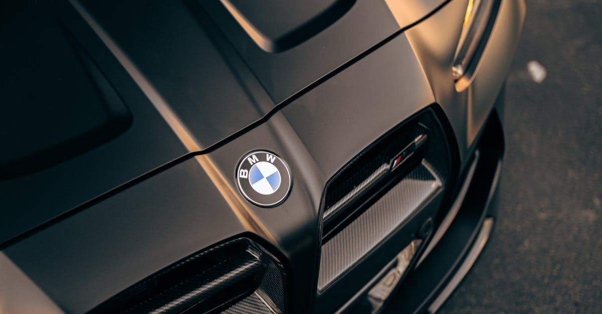 תקריב של מכסה המנוע של מכונית bmw.