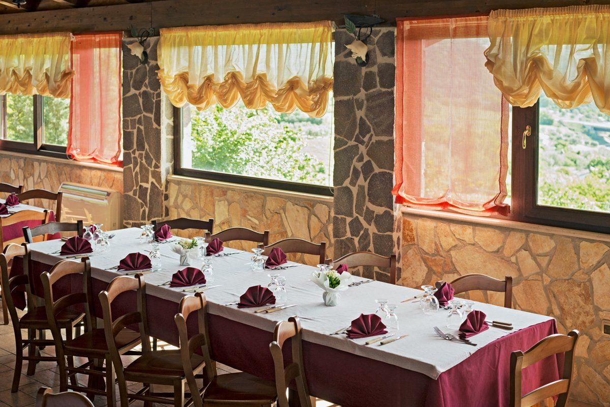 tavolo allestito per laurea