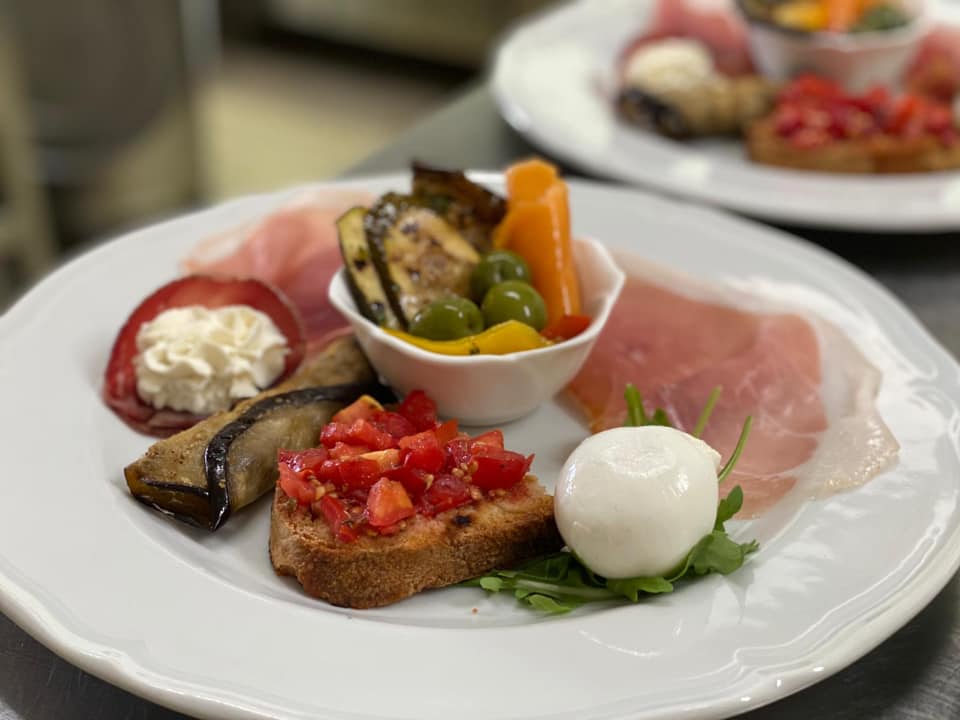antipasto con bruschetta, formaggi e salumi