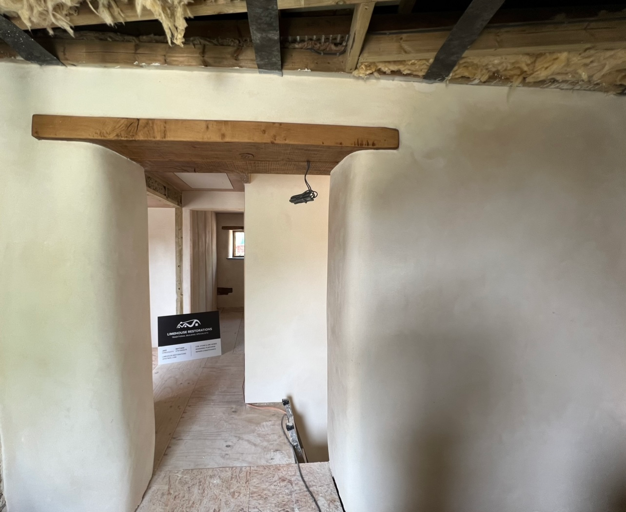 A room with a wooden beam between two walls.