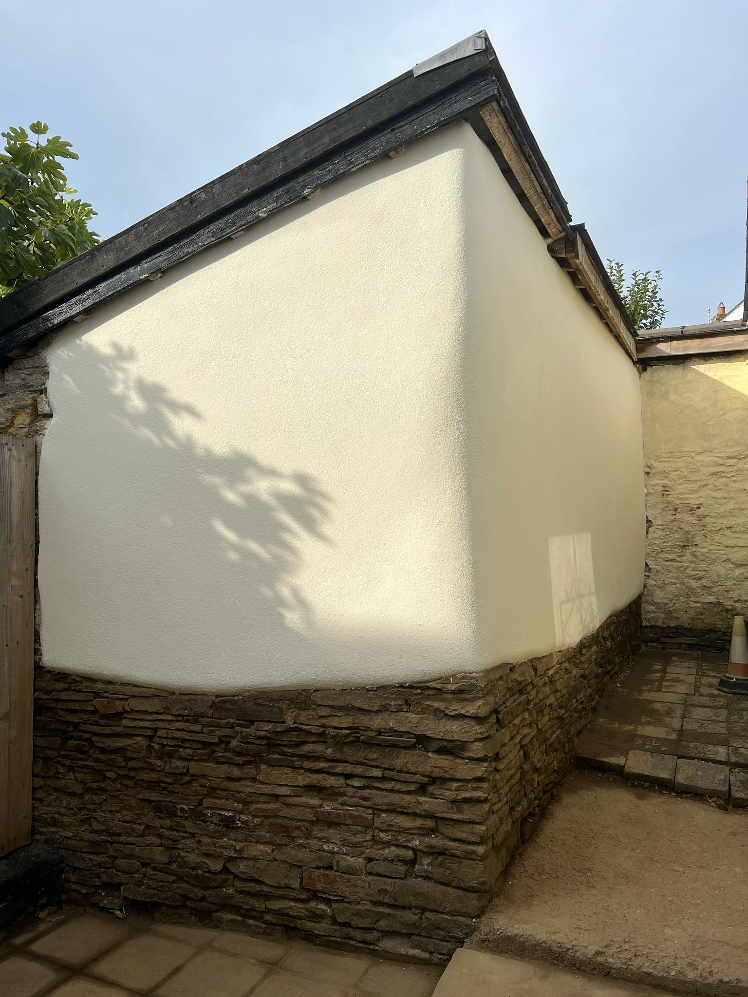 A room with a wooden beam between two walls.