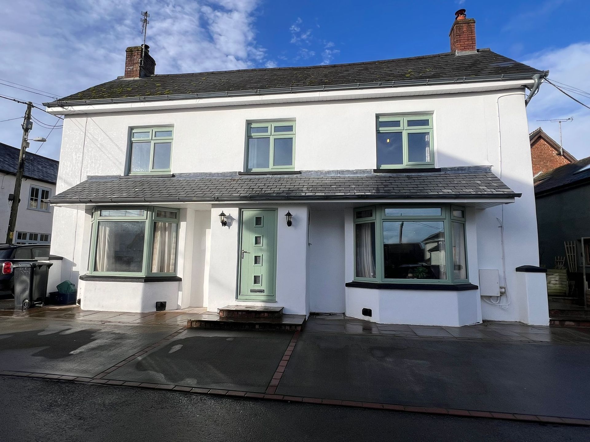 A room with a wooden beam between two walls.