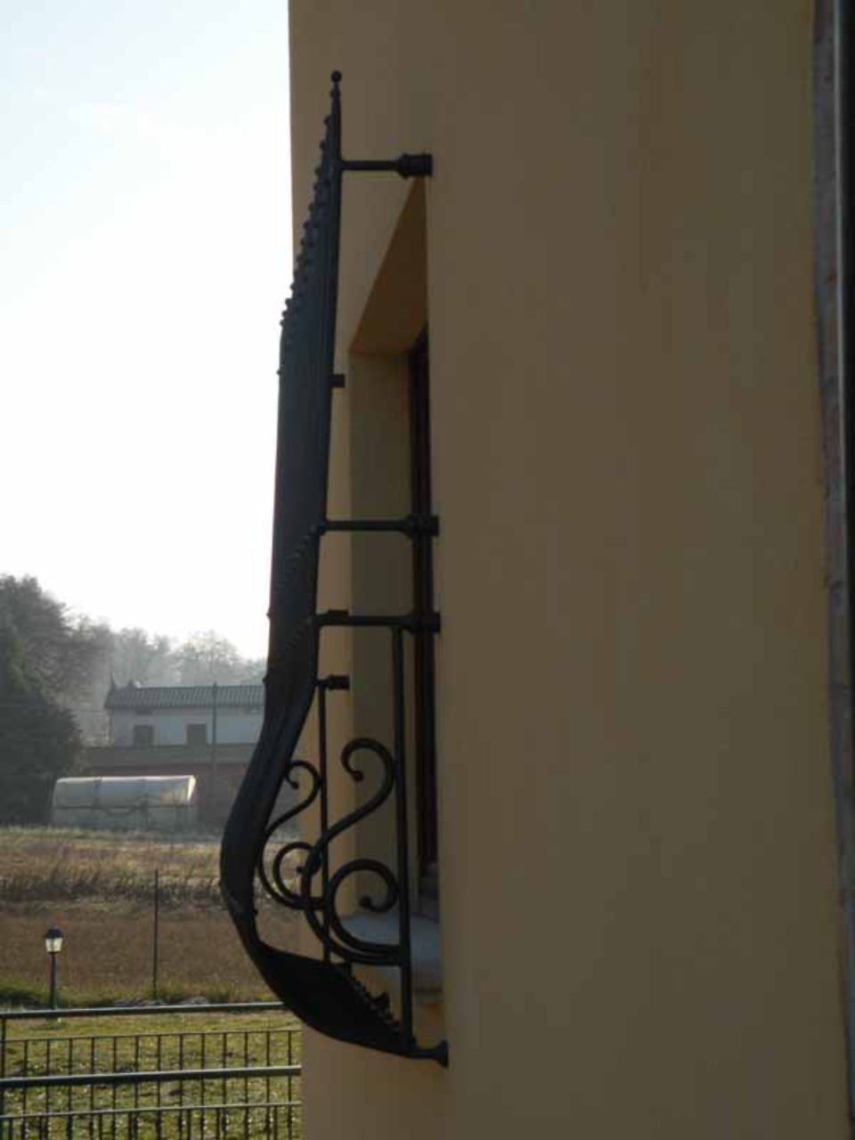 finestra con inferriate in ferro battuto contro furti