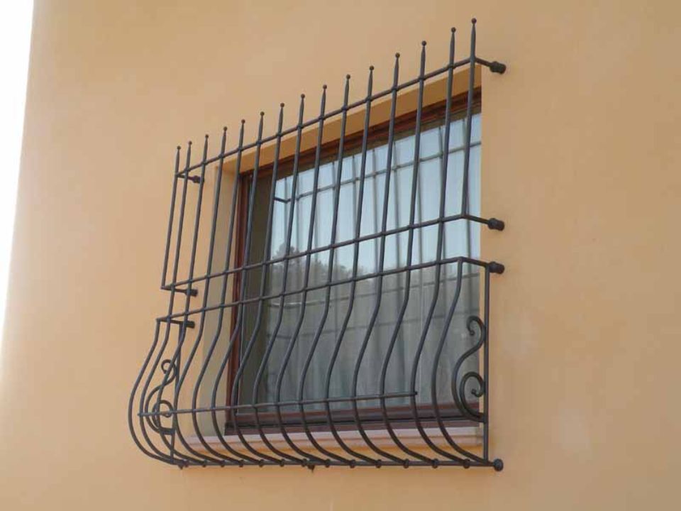 finestra con grate di sicurezza in ferro