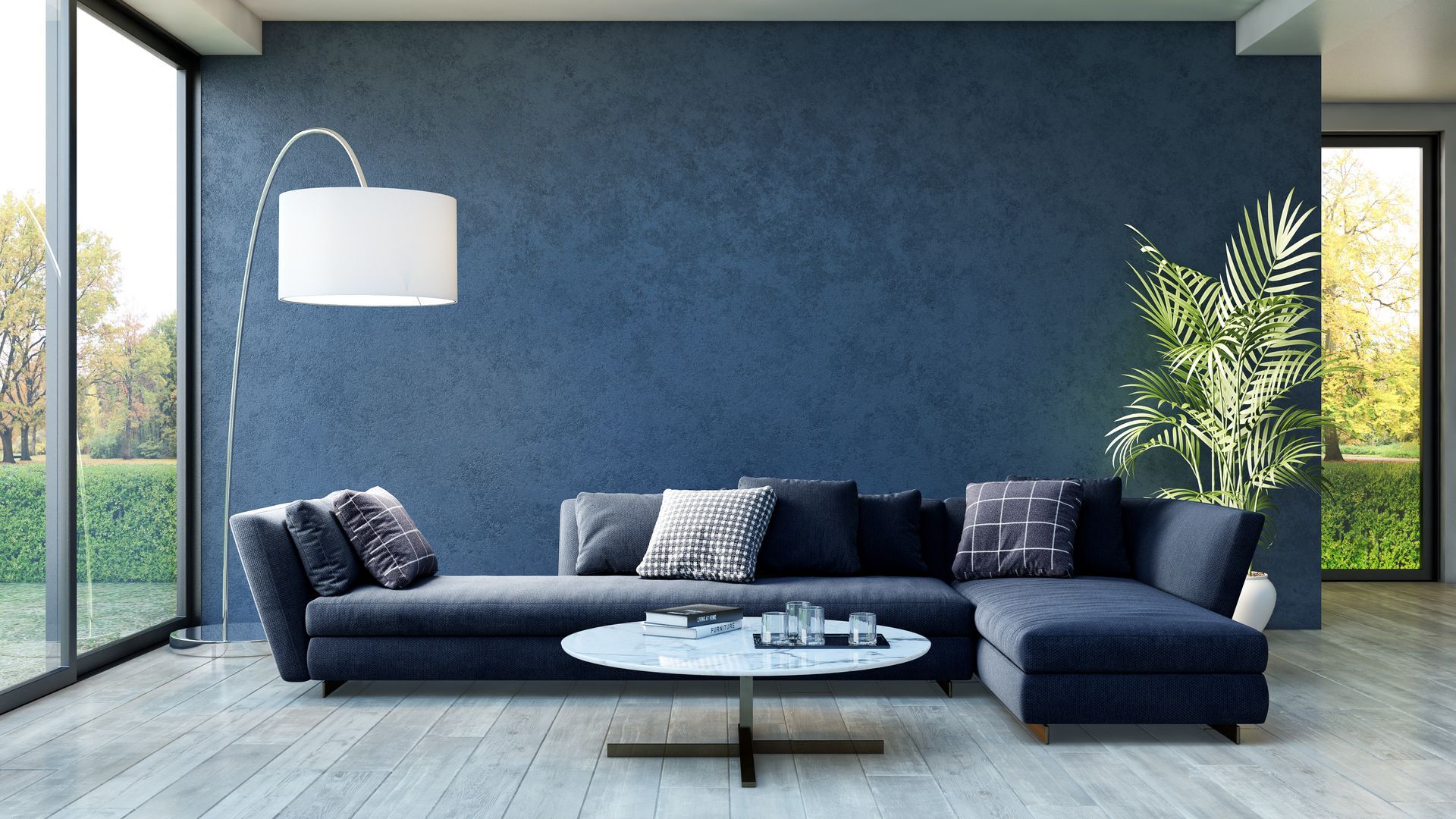 Un soggiorno con un divano e un tavolino da caffè di fronte a una parete blu.