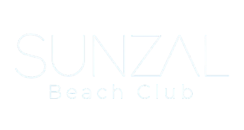 Logotipo de Sunza Beach Club: texto blanco sobre fondo blanco, con