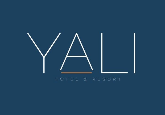 Logotipo de YALI Hotel & Resort sobre fondo azul con texto blanco y subrayado marrón.