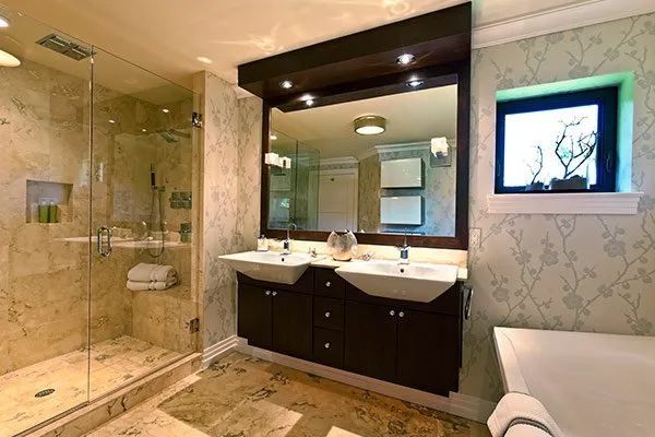 Modern Bathroom With Large Mirror
