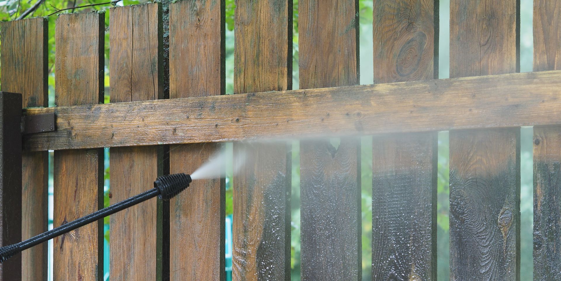 Fence cleaning: Expert services to remove dirt, algae, and stains, rejuvenating and enhancing the overall aesthetic of outdoor spaces