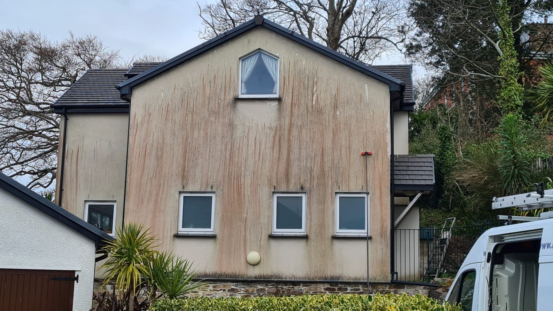 House requires render cleaning by soft washing methods