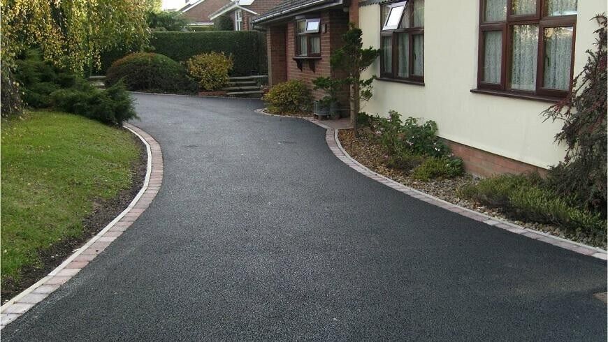 Curvy Tarmac driveway that has been cleaned, sealed and restored