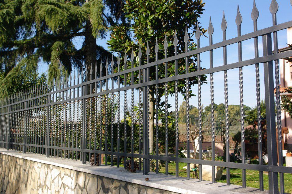 Recinzione a punta di lancia in metallo