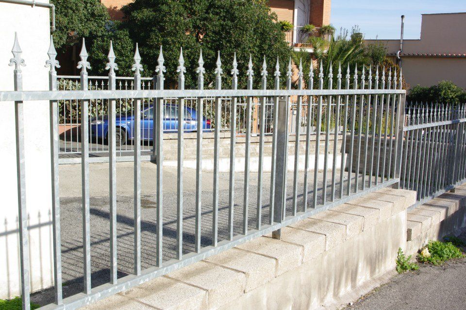 Recinzione a punta di lancia per villa