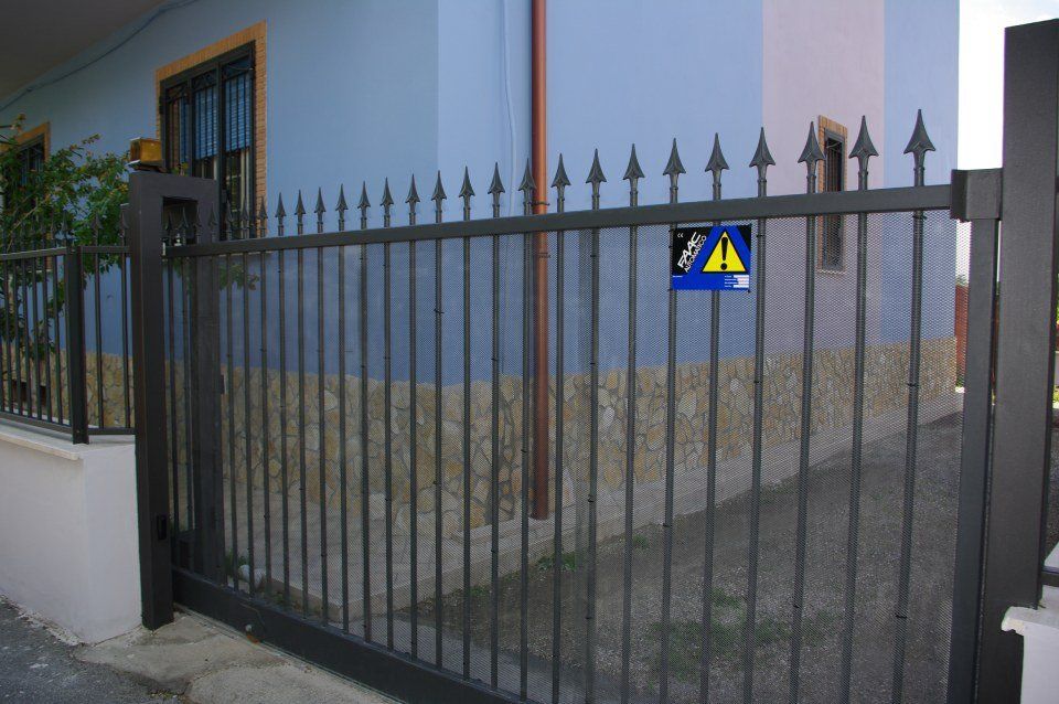 Recinzione in metallo scuro