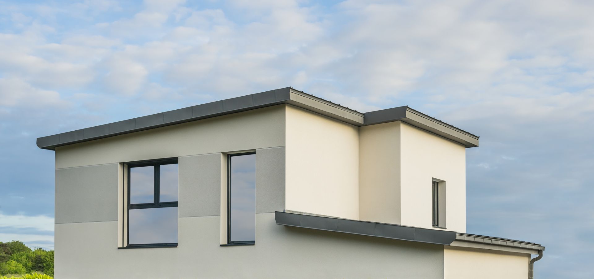 Une maison blanche avec un ciel bleu en arrière-plan
