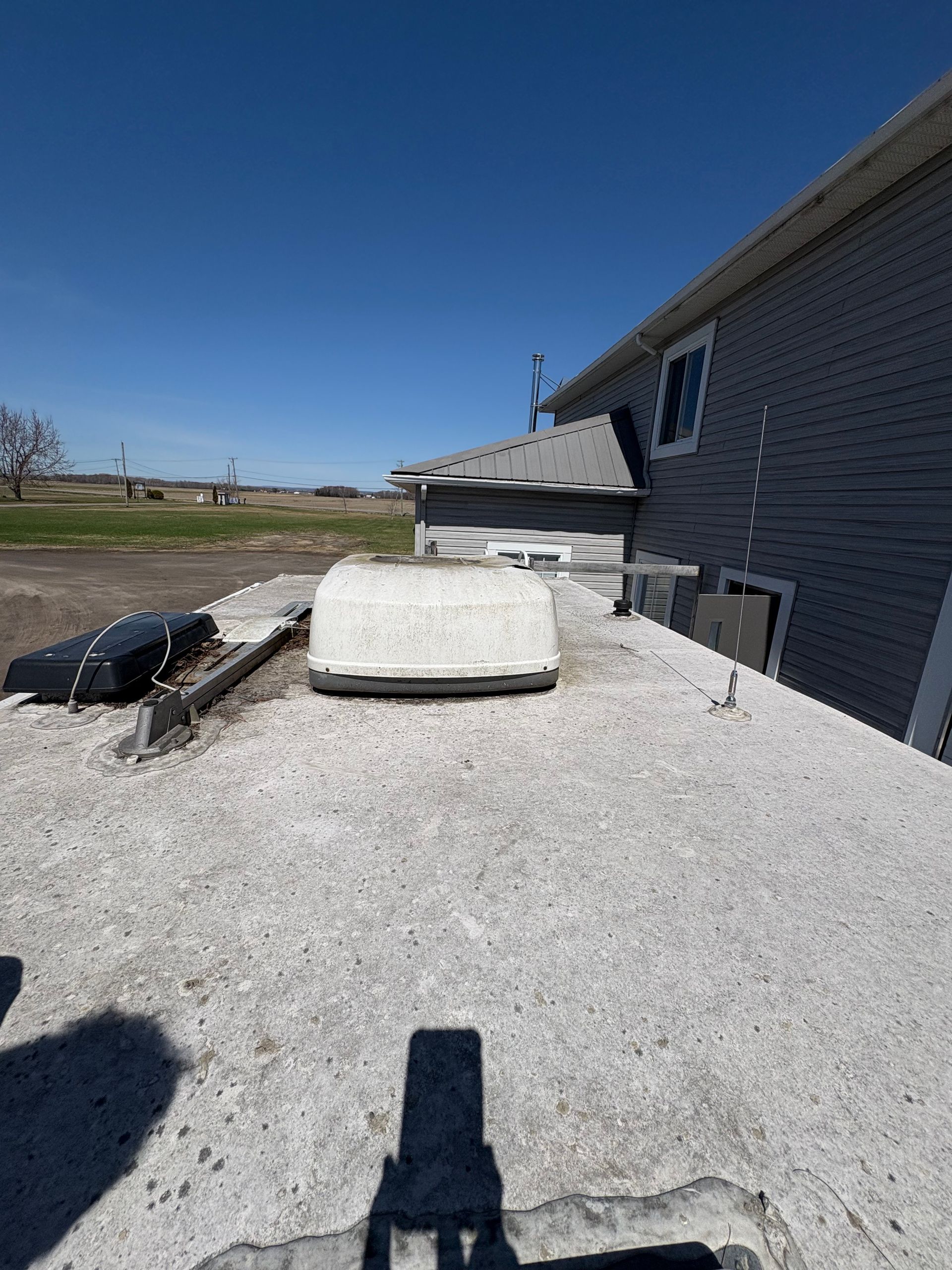 Une maison avec un toit recouvert de gravier.