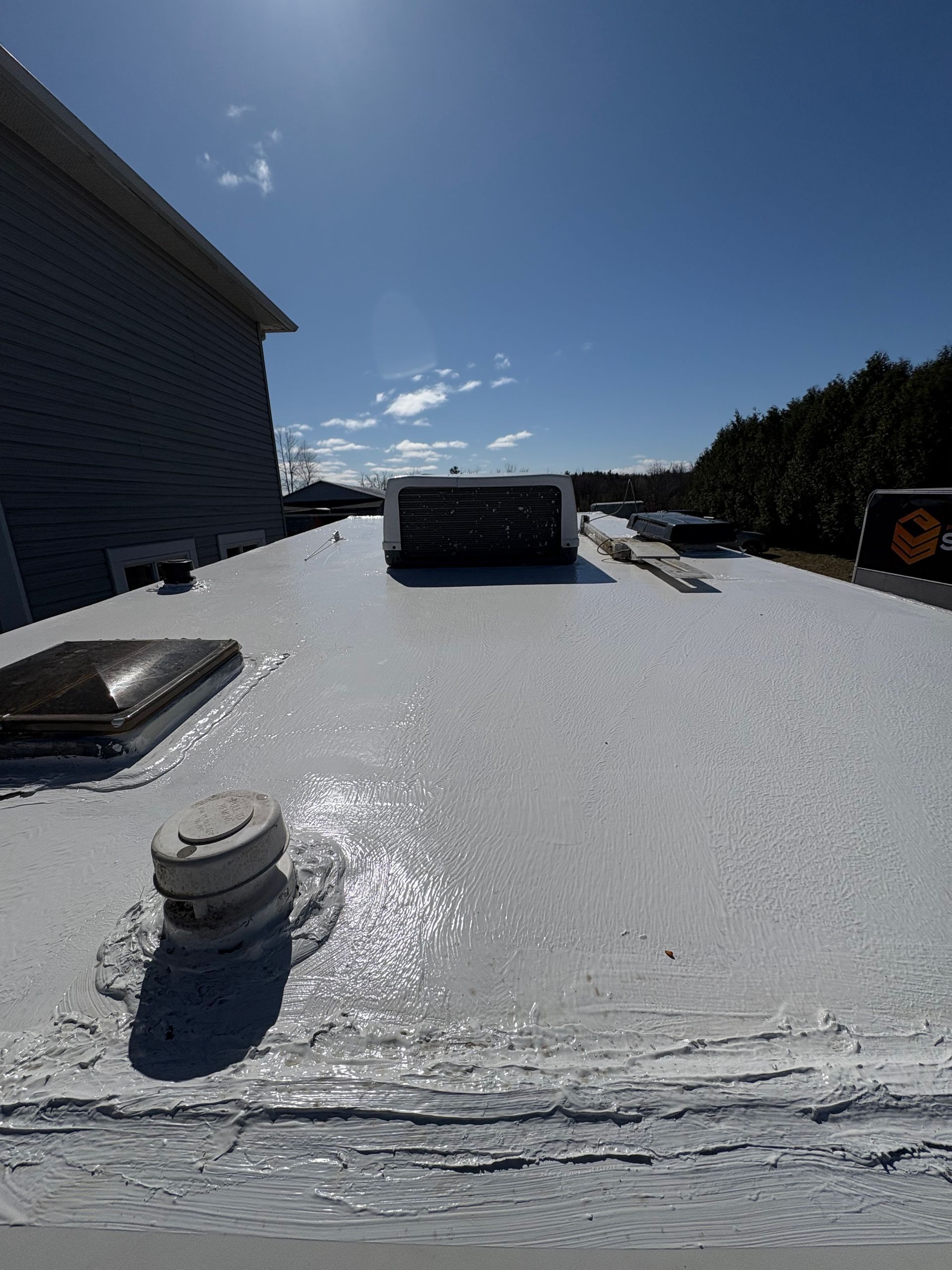 Un toit blanc avec un ciel bleu en arrière-plan