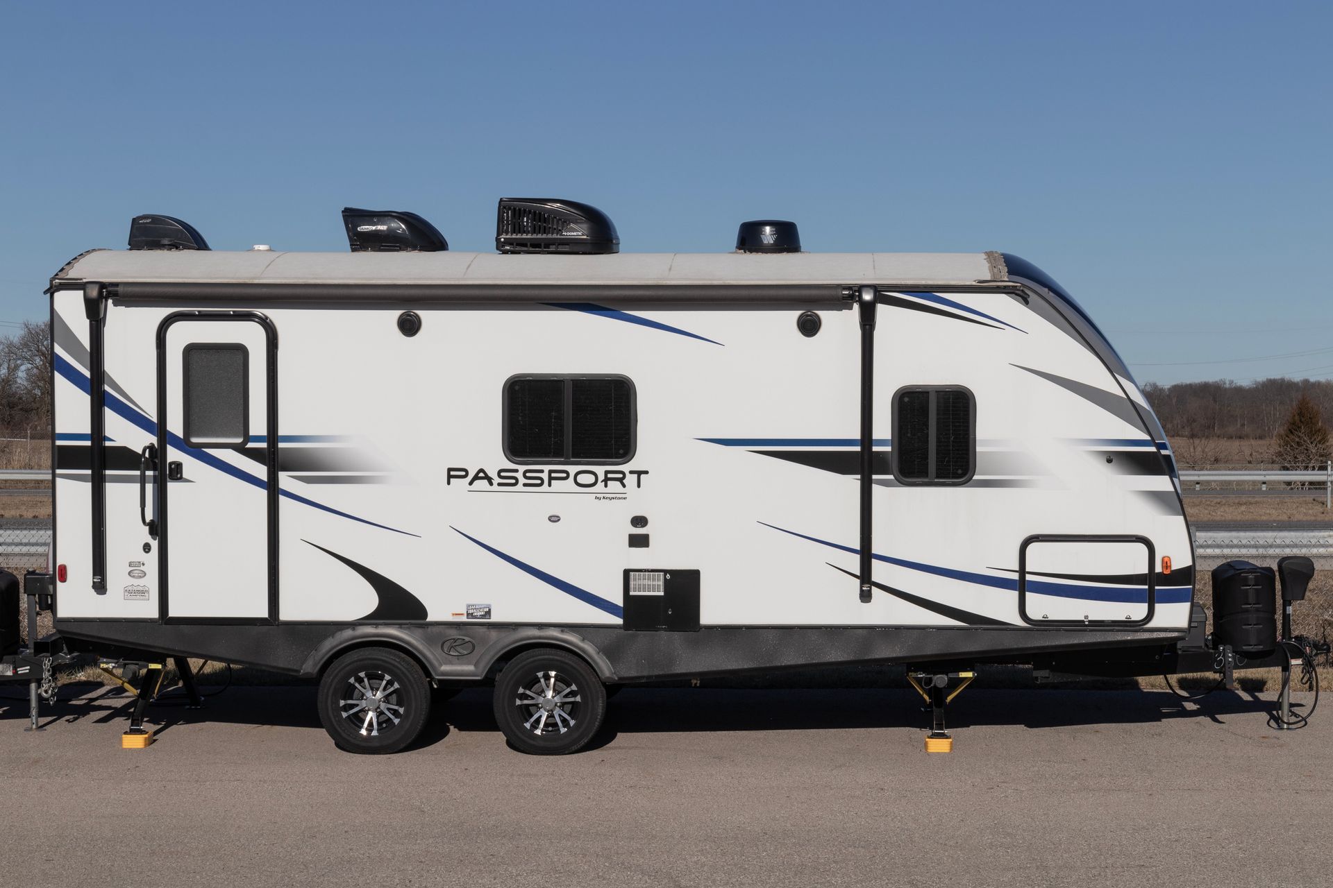 Une caravane blanche est garée sur le bord de la route