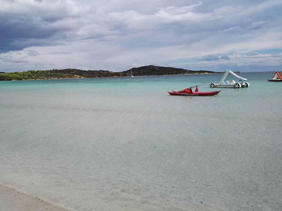 spiaggia con pedalò e canoa