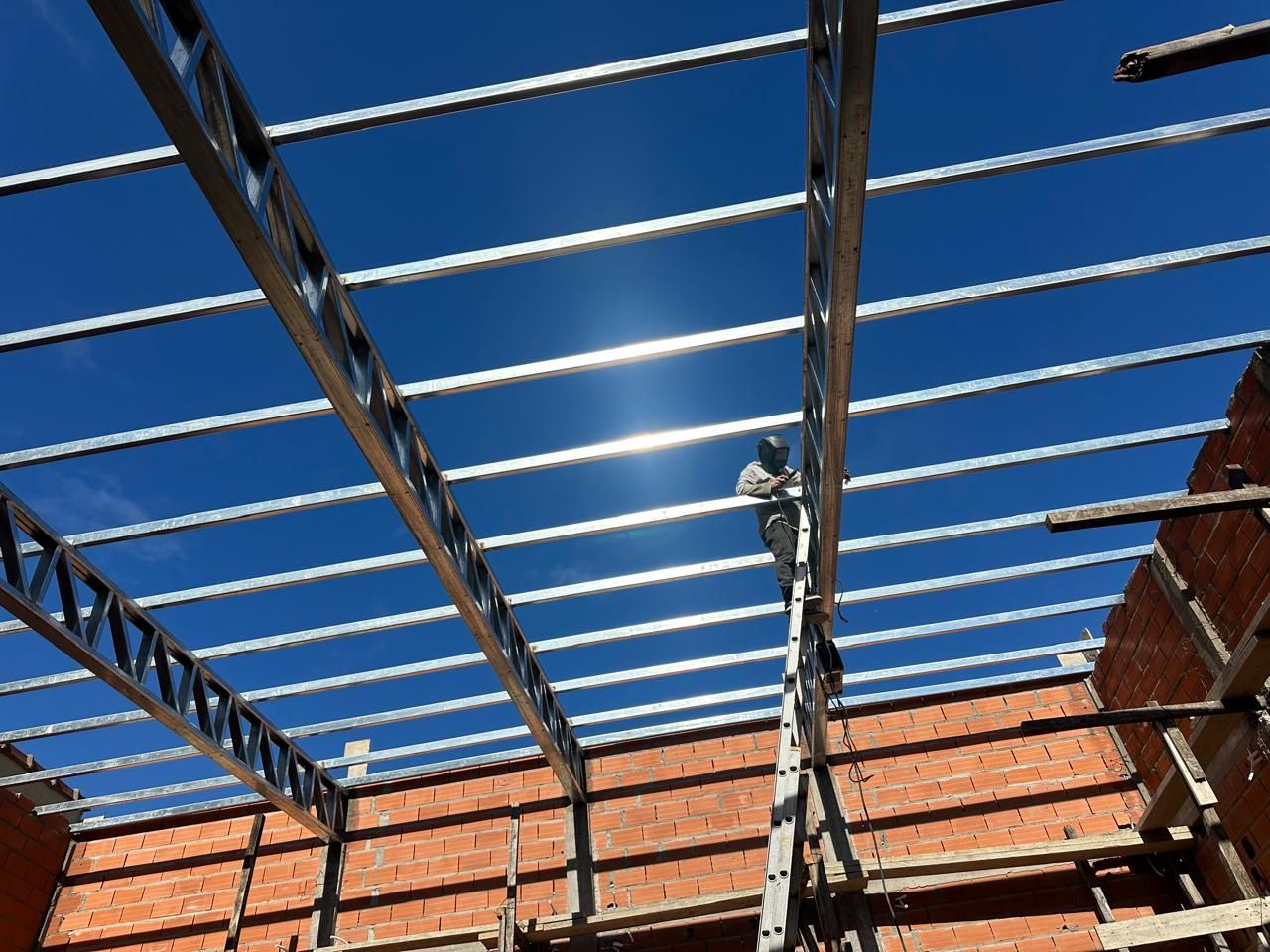 El sol brilla a través del techo de un edificio en construcción.