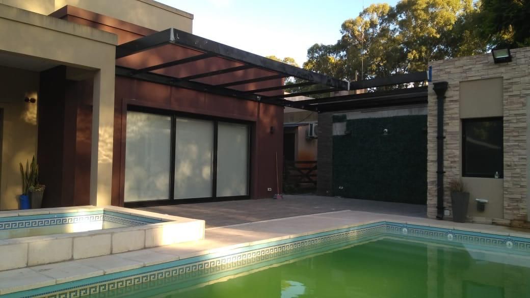 Una casa con piscina en frente de ella