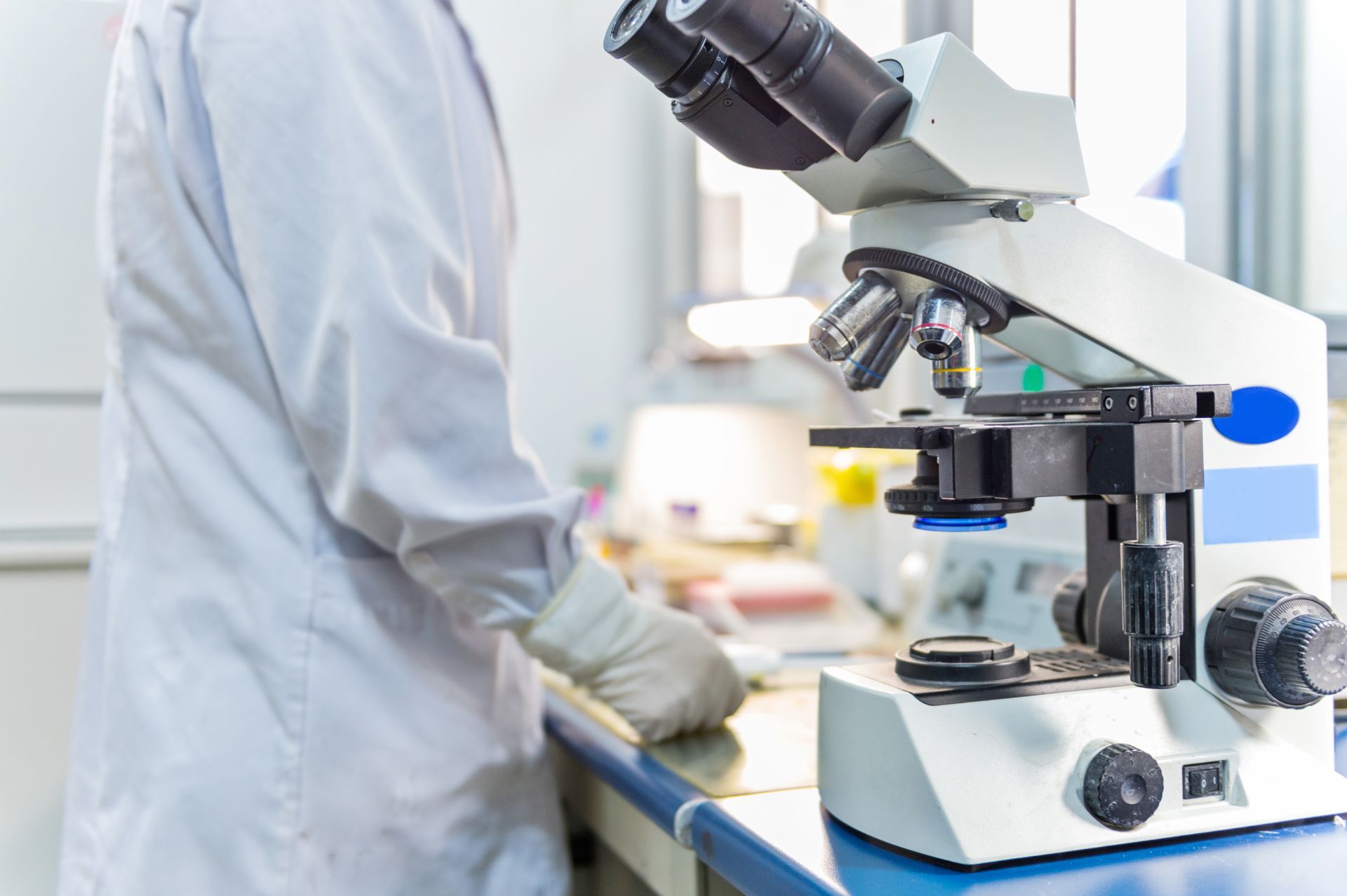 biologo in laboratorio