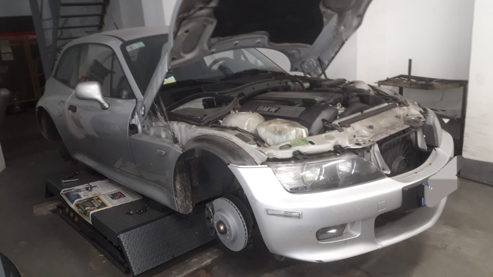 automobile cofano aperto