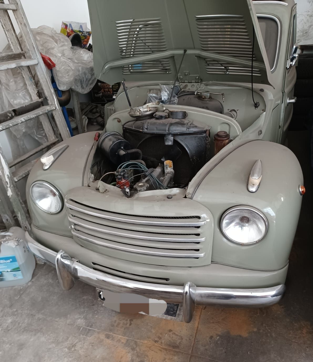 cofano aperto automobile