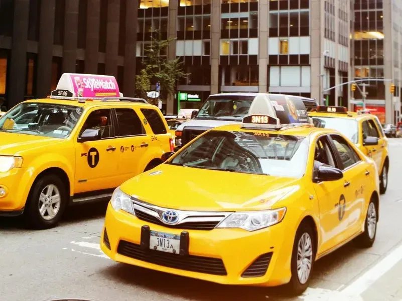 What's the best and cheapest way to get from Airport to hotel
