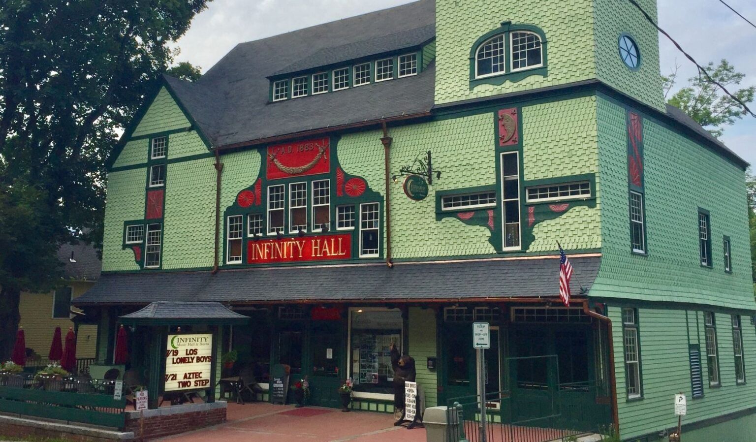 A green building with a sign that says ' the natural ' on it