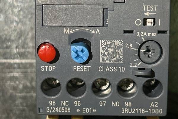 A Siemens 3RU2116-1DB0 thermal overload relay with manual/automatic reset, stop button, and current adjustment dial.