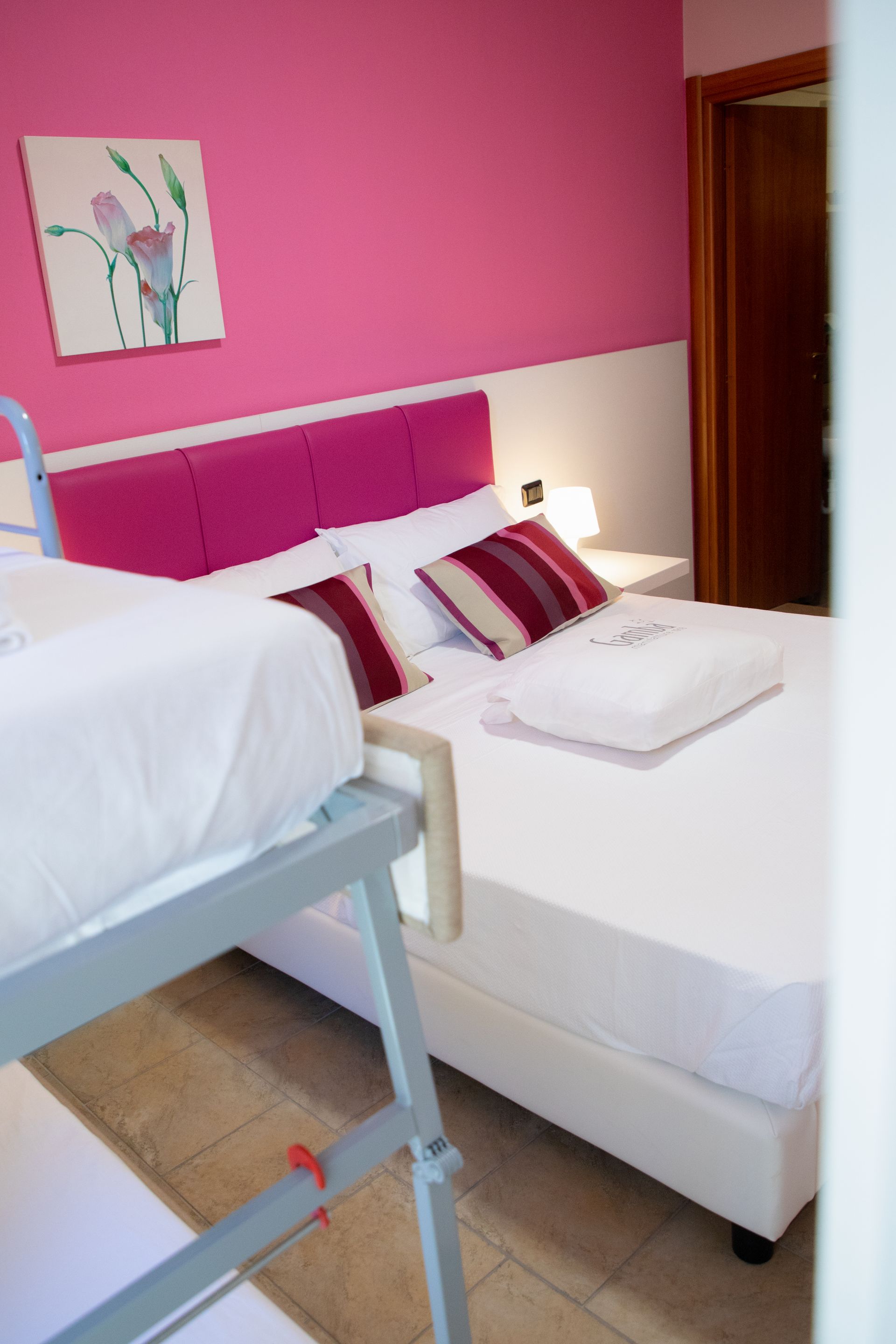 Una camera da letto con pareti rosa e un letto a castello