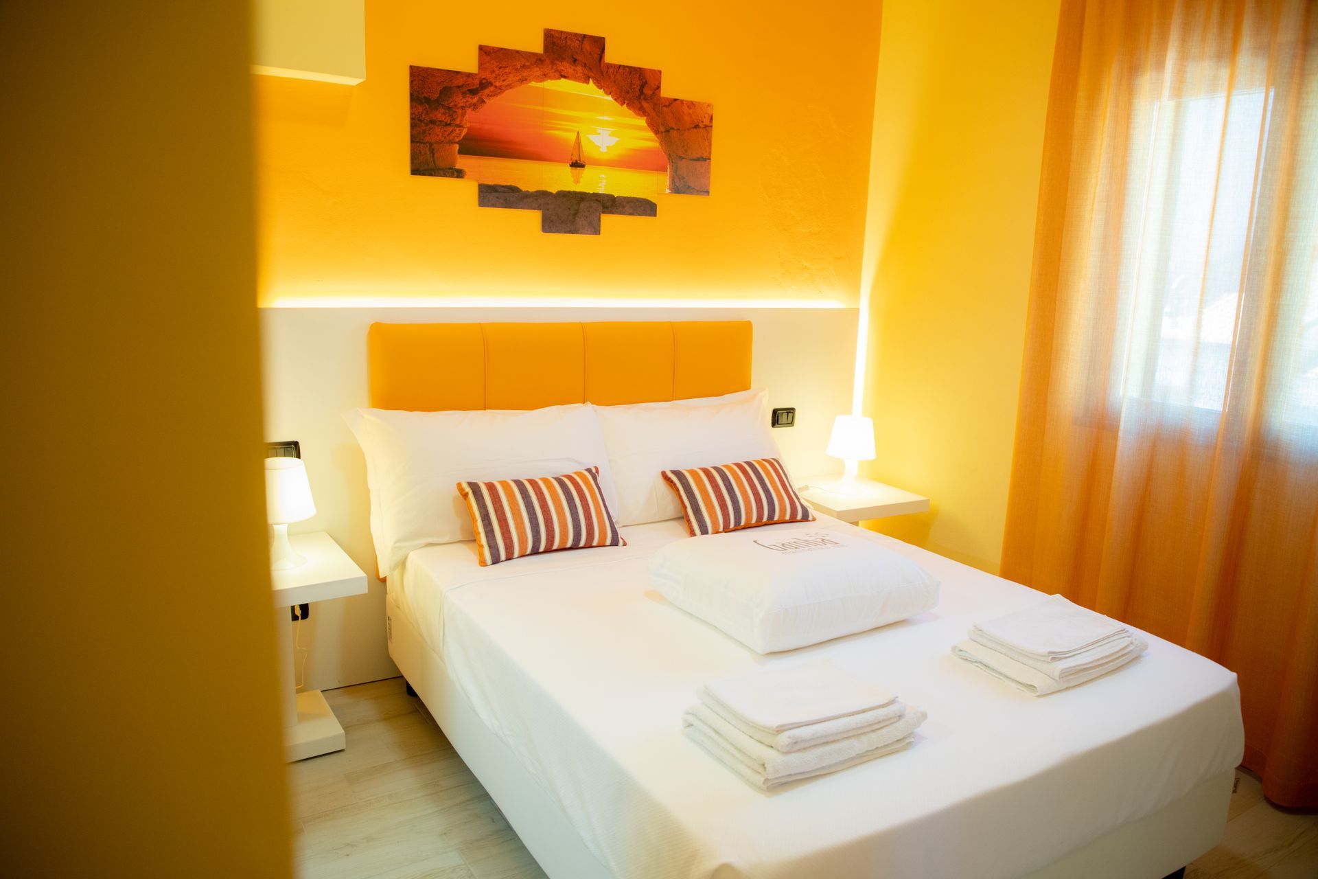 Una camera da letto con un letto e un quadro sul muro.