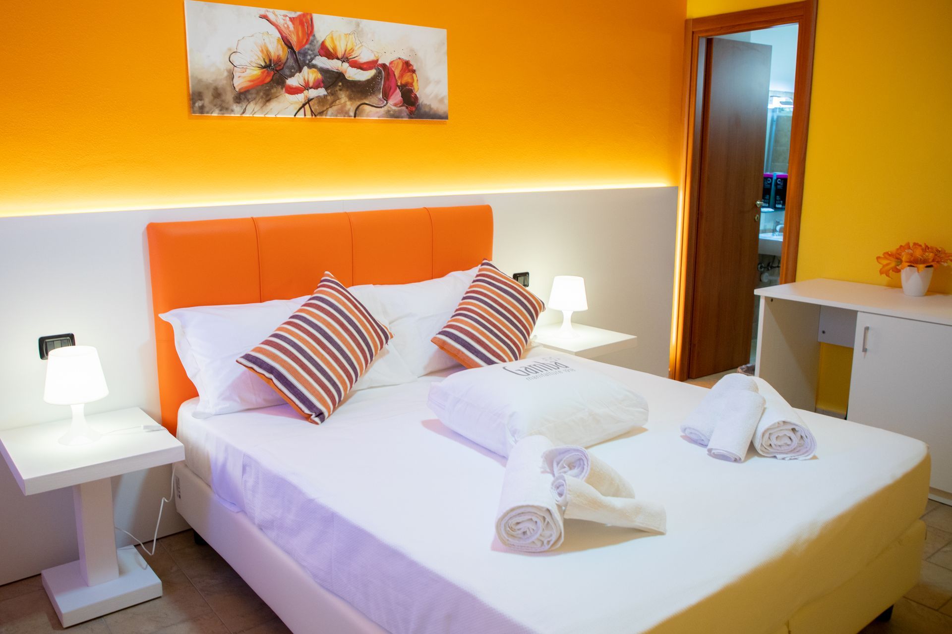 Una camera d'albergo con un letto e due comodini