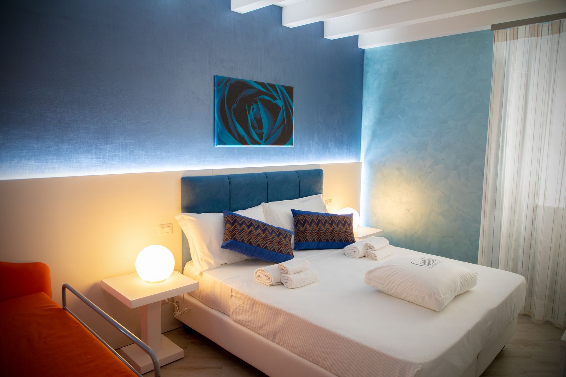 Una camera d'albergo con un letto grande e un divano.