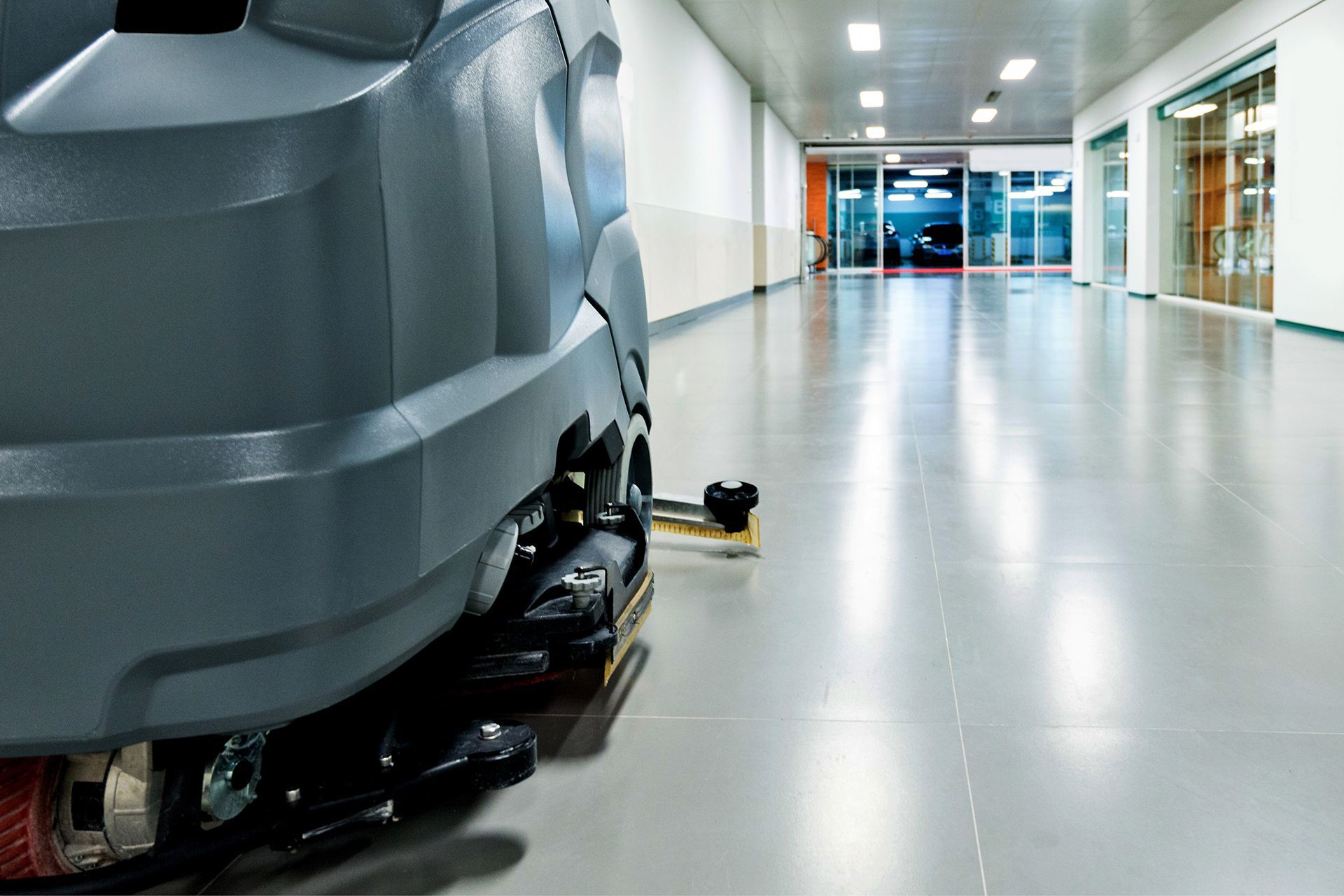 Una macchina sta pulendo il pavimento di un edificio