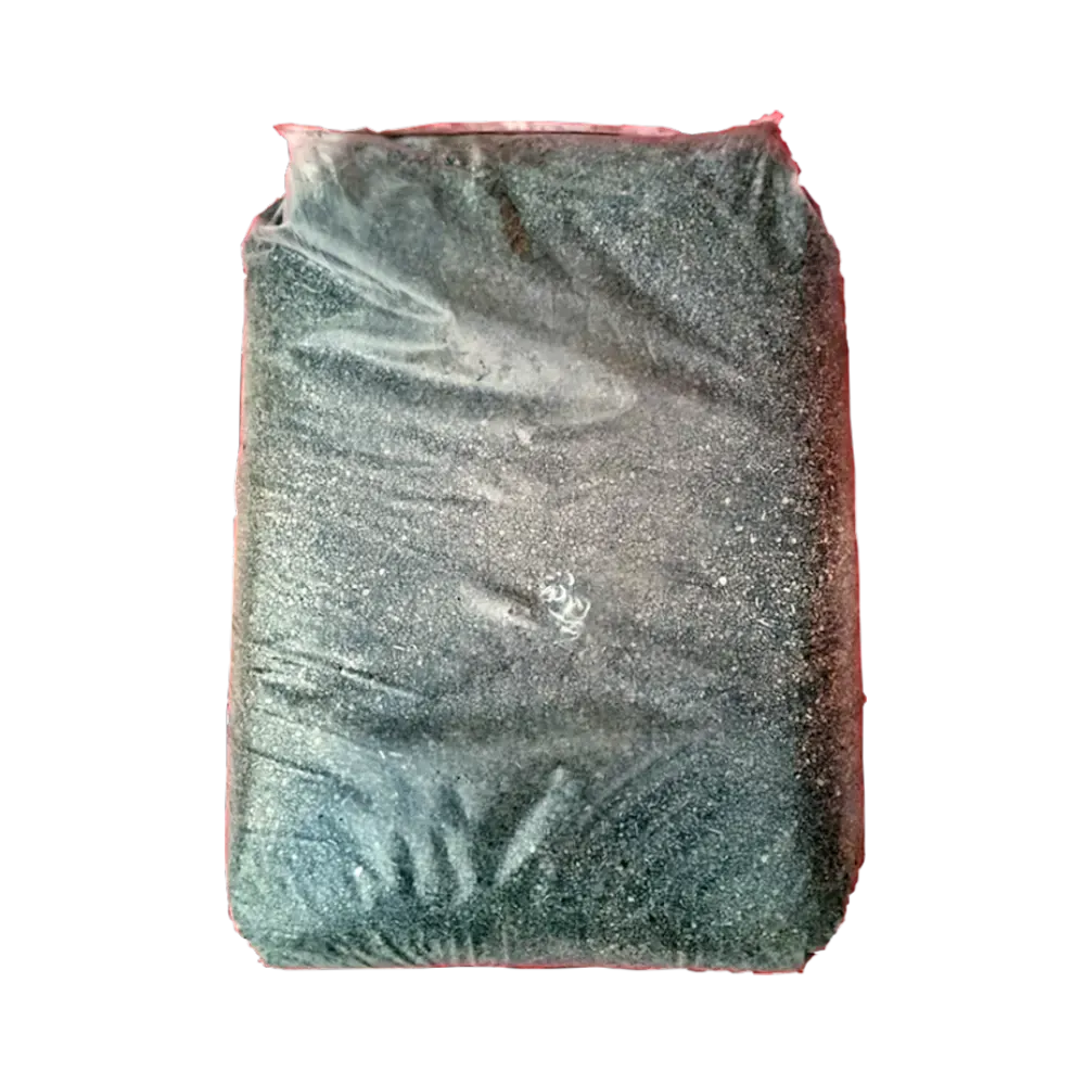 Un sacchetto rettangolare di terriccio scuro a grana fine o di pacciame avvolto in una pellicola di plastica trasparente e stropicciata.