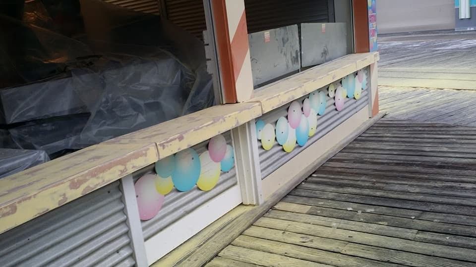 A building with balloons on the side of it