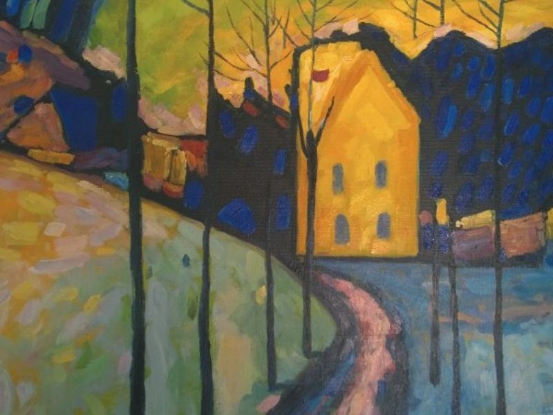 un dipinto di una casa gialla circondata da alberi